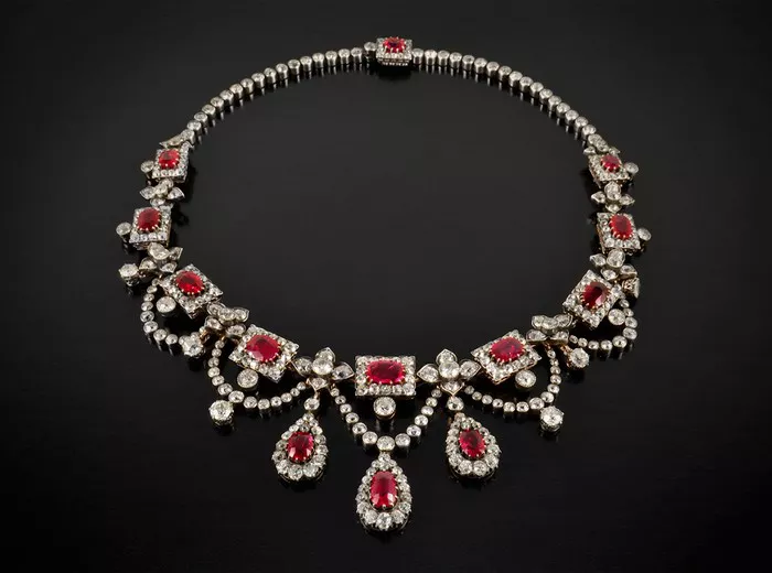 Unveiling the Elegance of Ruby Pendant Necklaces - Giacoloredstones.com